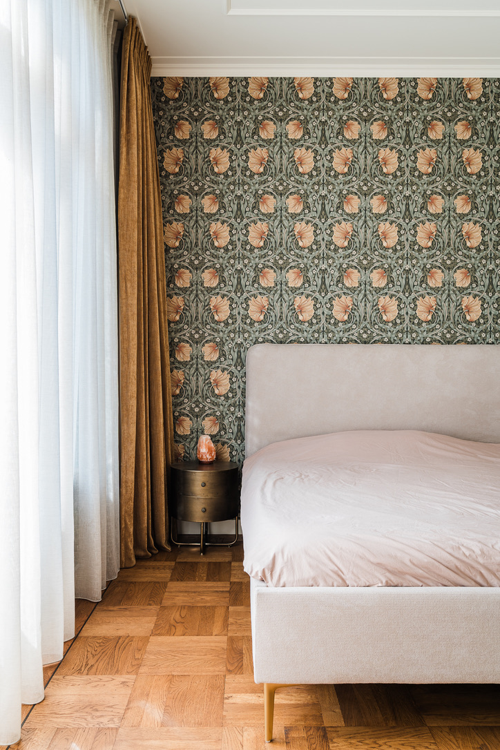 De slaapkamer met bloembehang