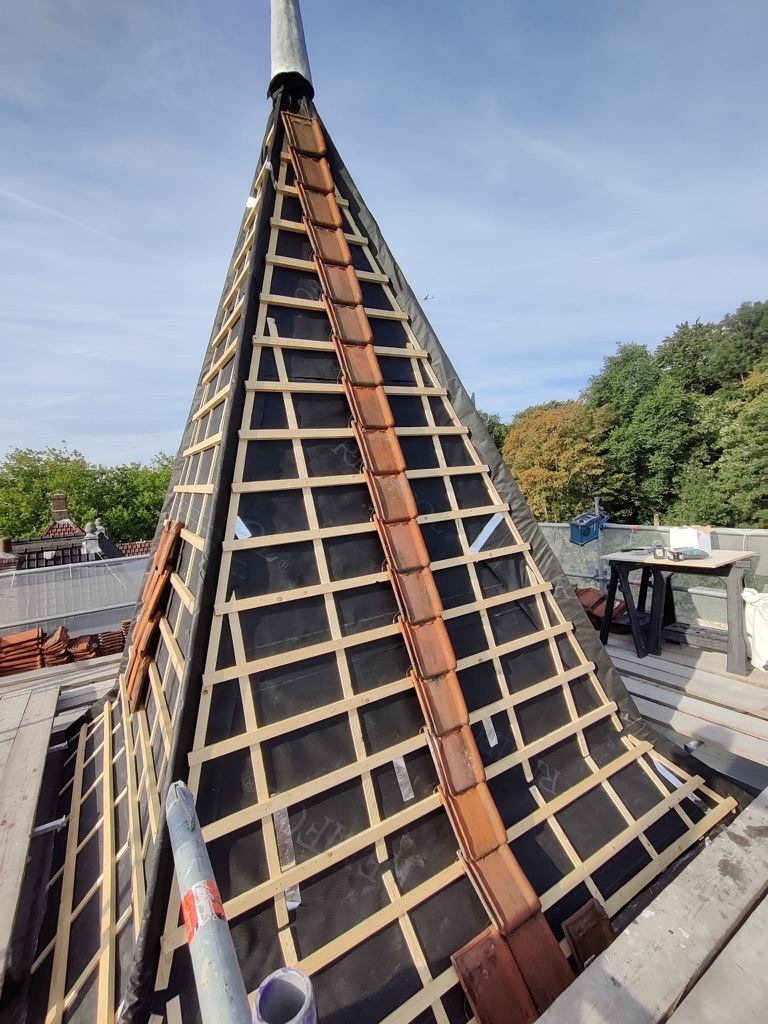 Torenspits gestript tot op het tengelwerk tijdens de restauratie