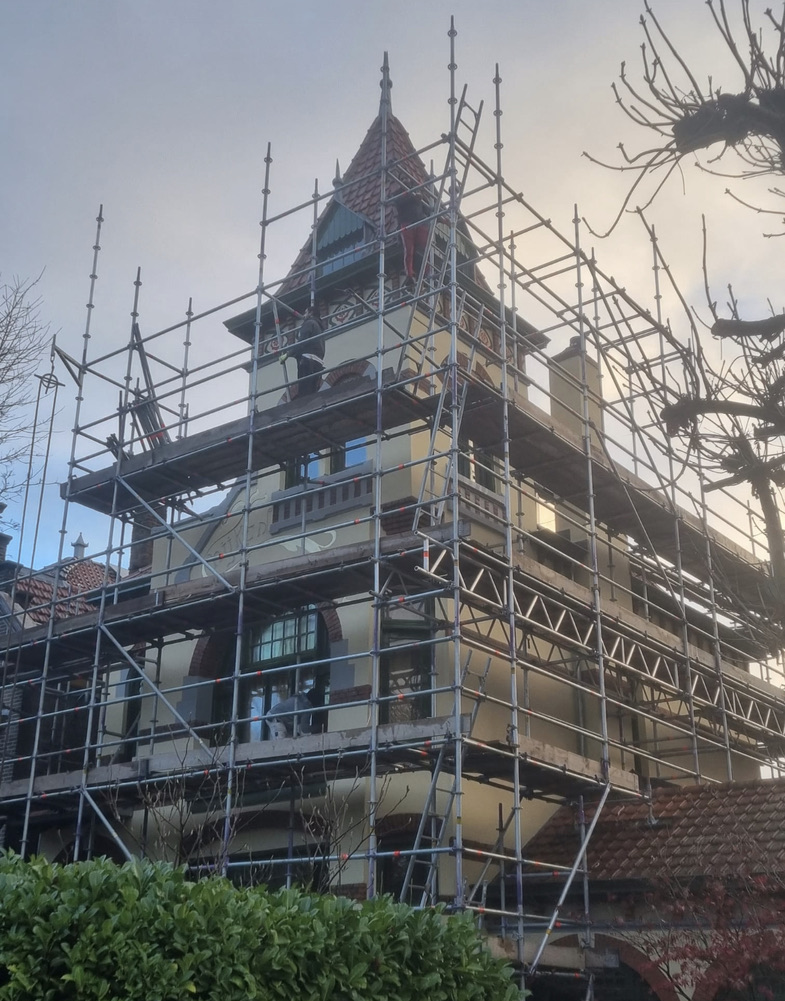 Villa Hyken volledig in de steigers tijdens de restauratie