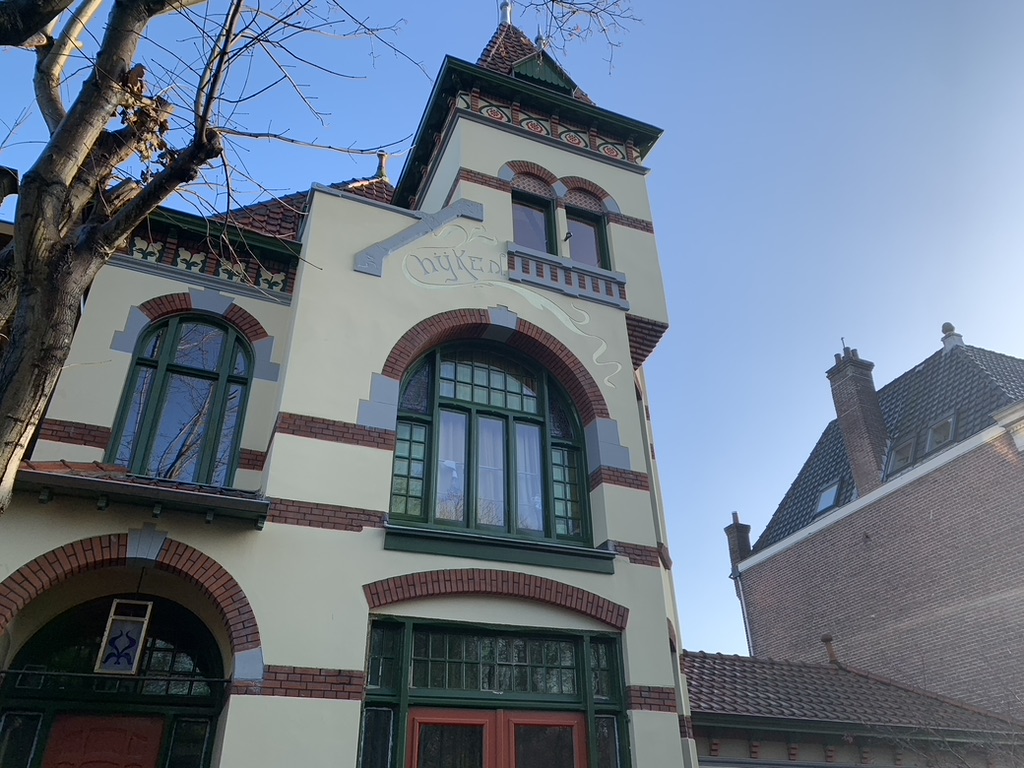 De gevel van Villa Hyken na de restauratie, met torentje en naamlint hyken