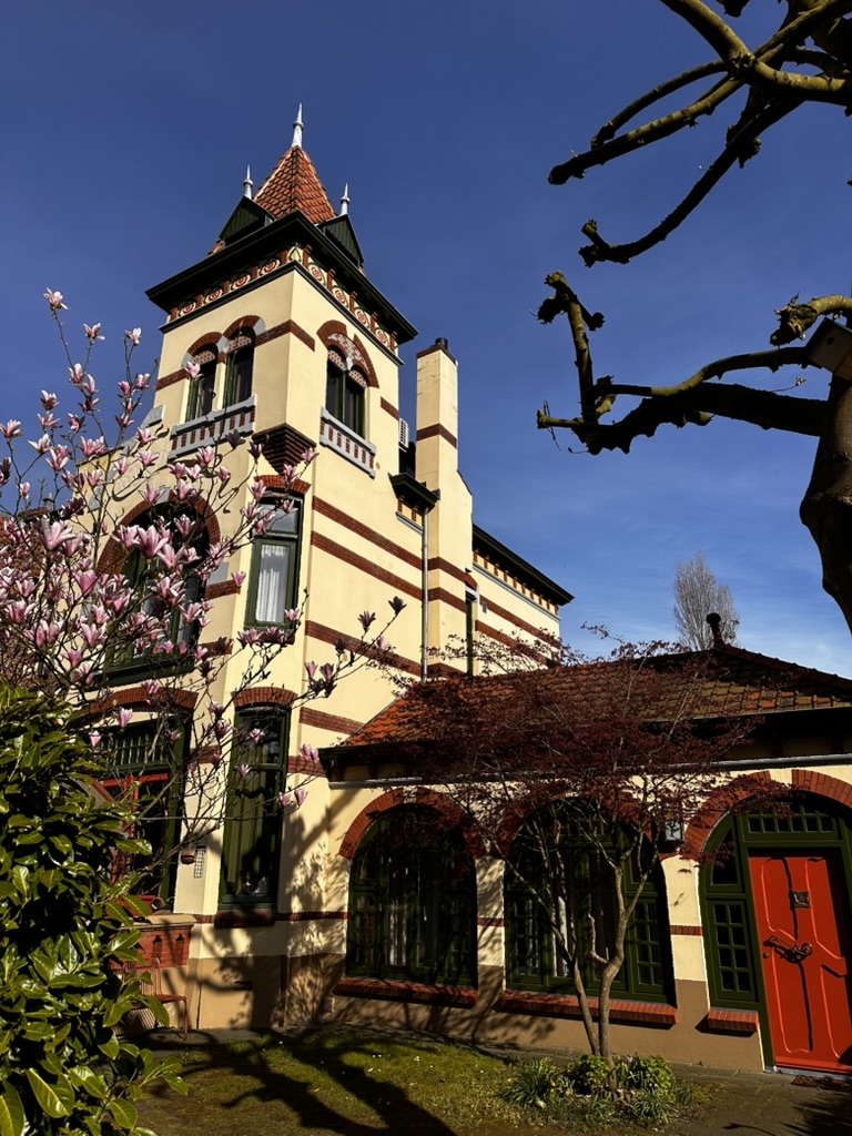 Villa Hyken in volle bloei, de gevel na de restauratie
