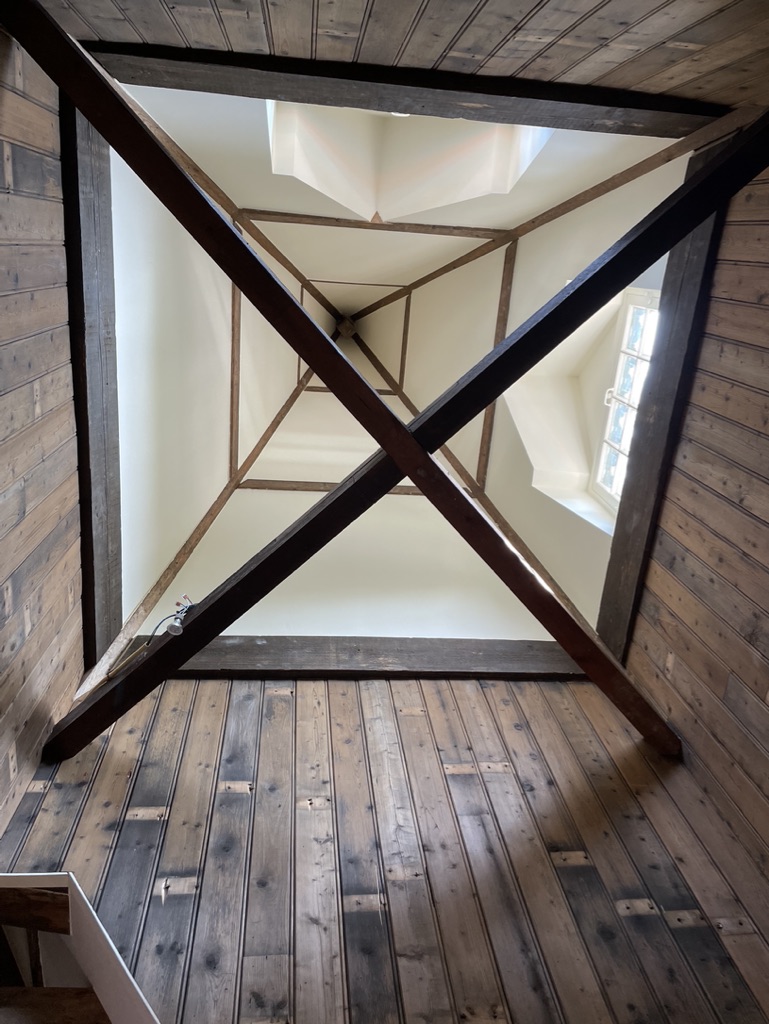 Interieur van de torenkamer met houten kruisverband, omhoog gefotografeerd