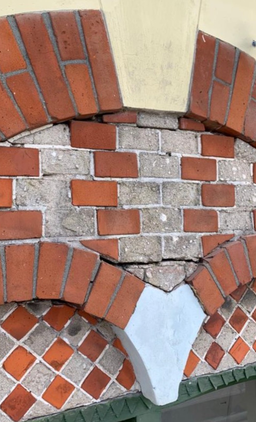 Segmentboog met beschadigd metselwerk v&oacute;&oacute;r restauratie