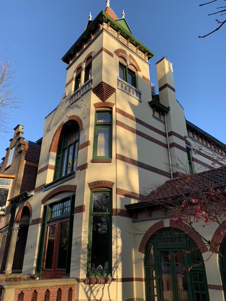 De gevel van Villa Hyken, gezien vanaf de Kennemerstraatweg