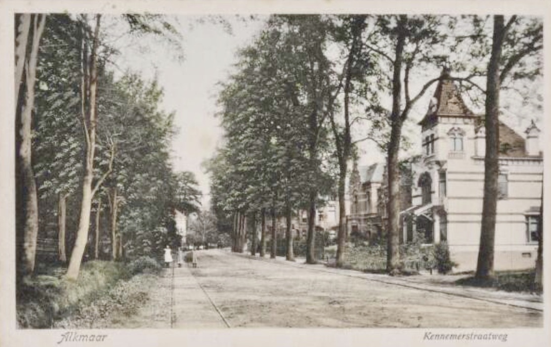 Historische opname van de Kennemerstraatweg te Alkmaar met Villa Hyken